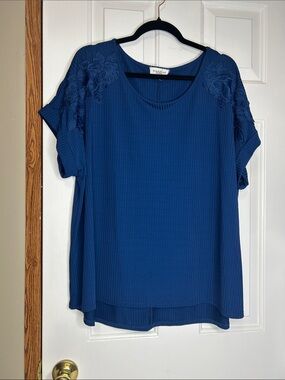 Rio & Rian Blue Short Sleeve Ribbed Blouse with Floral Appliqué
